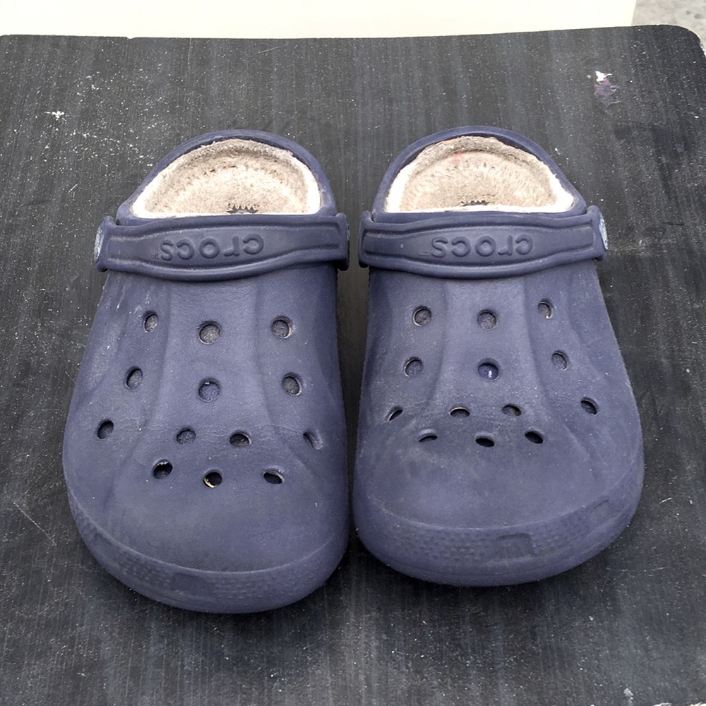 Navy blue fur-lines kids crocs